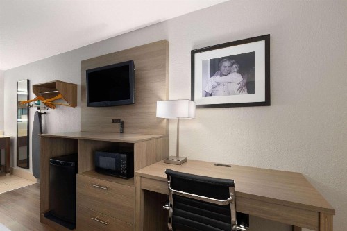 Baymont by Wyndham Nashville Airport - image 28