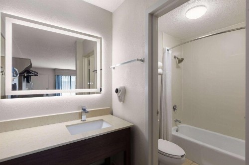 Baymont by Wyndham Nashville Airport - image 33