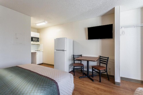 HomeTowne Studios by Red Roof Nashville - Airport/Briley Pkwy - image 9