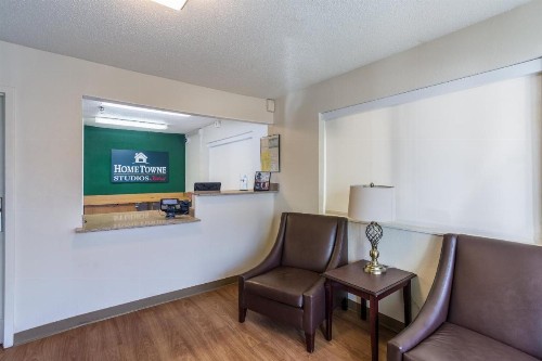 HomeTowne Studios by Red Roof Nashville - Airport/Briley Pkwy - image 11