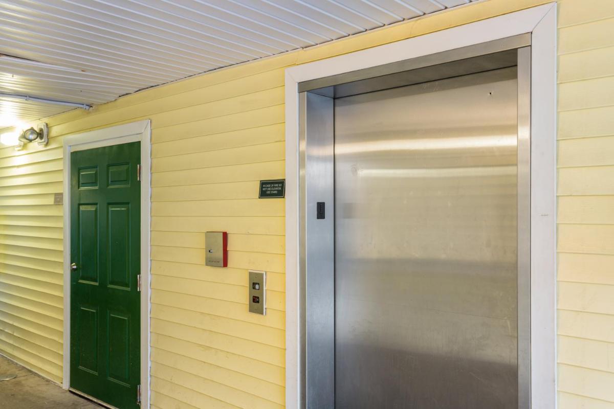 HomeTowne Studios by Red Roof Nashville - Airport/Briley Pkwy - image 2