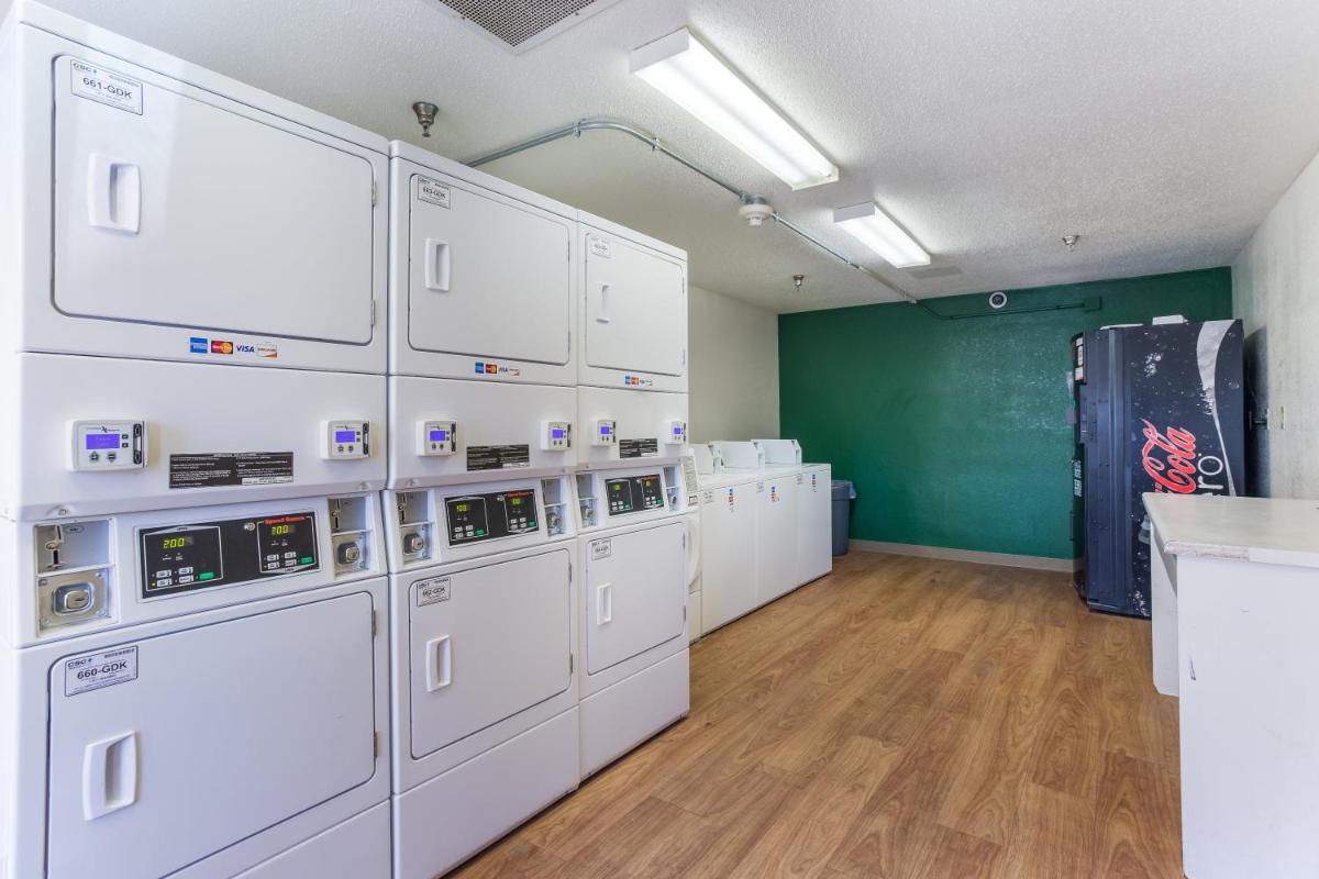 HomeTowne Studios by Red Roof Nashville - Airport/Briley Pkwy - image 7