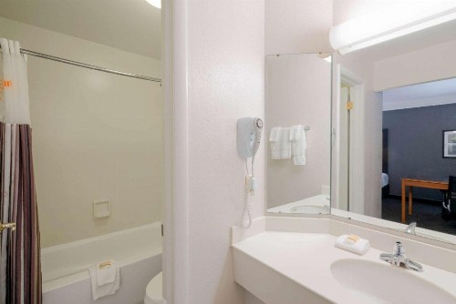 La Quinta Inn by Wyndham Nashville South - image 33