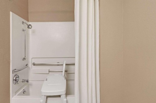 Super 8 by Wyndham Nashville/ Dntn/ Opryland Area - image 11
