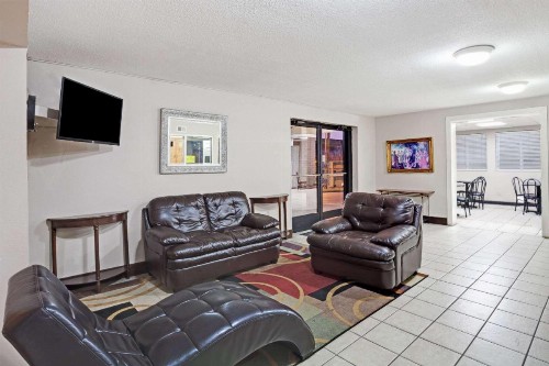 Super 8 by Wyndham Nashville/ Dntn/ Opryland Area - image 2