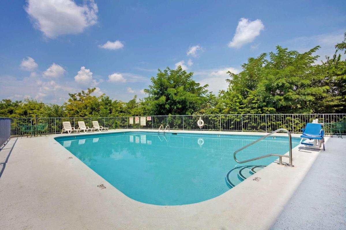 Super 8 by Wyndham Nashville/ Dntn/ Opryland Area - image 3