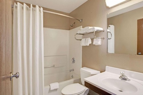 Super 8 by Wyndham Nashville/ Dntn/ Opryland Area - image 7
