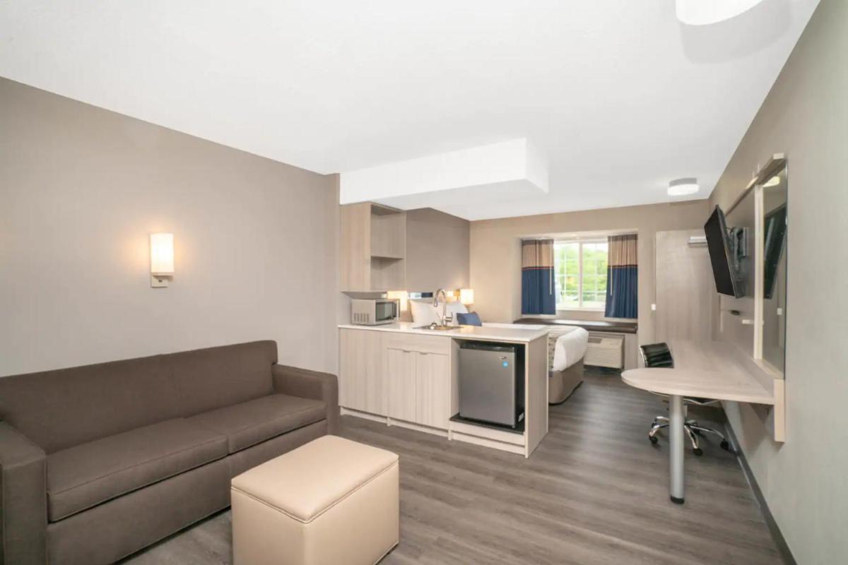Microtel Inn & Suites by Wyndham Nashville - image 2