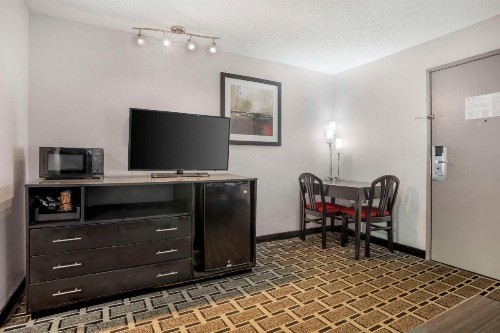 Comfort Suites Airport Nashville - image 6