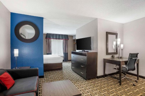 Comfort Suites Airport Nashville - image 13