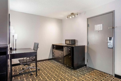Comfort Suites Airport Nashville - image 15