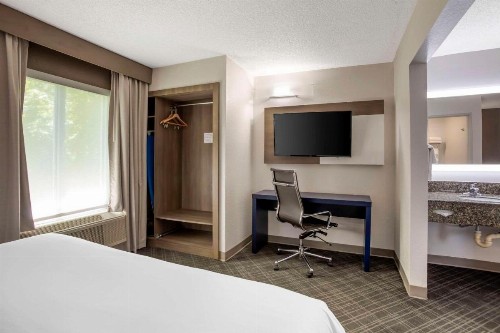 Comfort Suites Airport Nashville - image 18