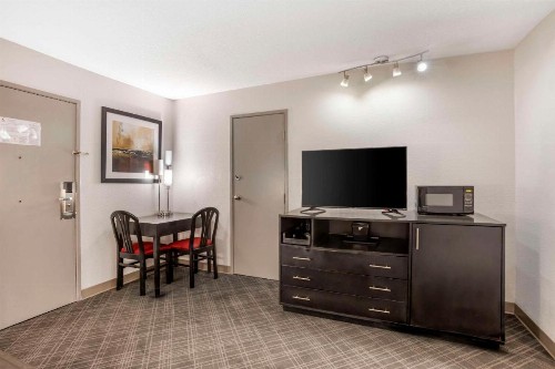 Comfort Suites Airport Nashville - image 25