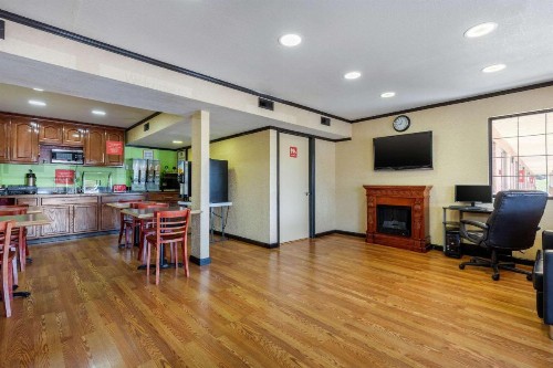 Econo Lodge Nashville Airport East - image 13
