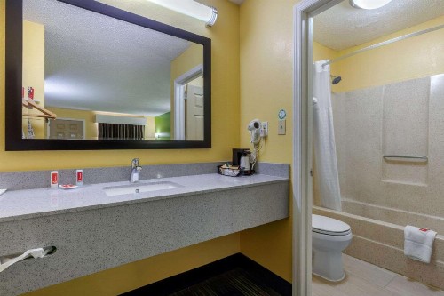 Econo Lodge Nashville Airport East - image 23
