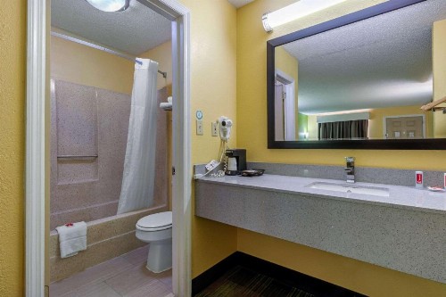 Econo Lodge Nashville Airport East - image 27