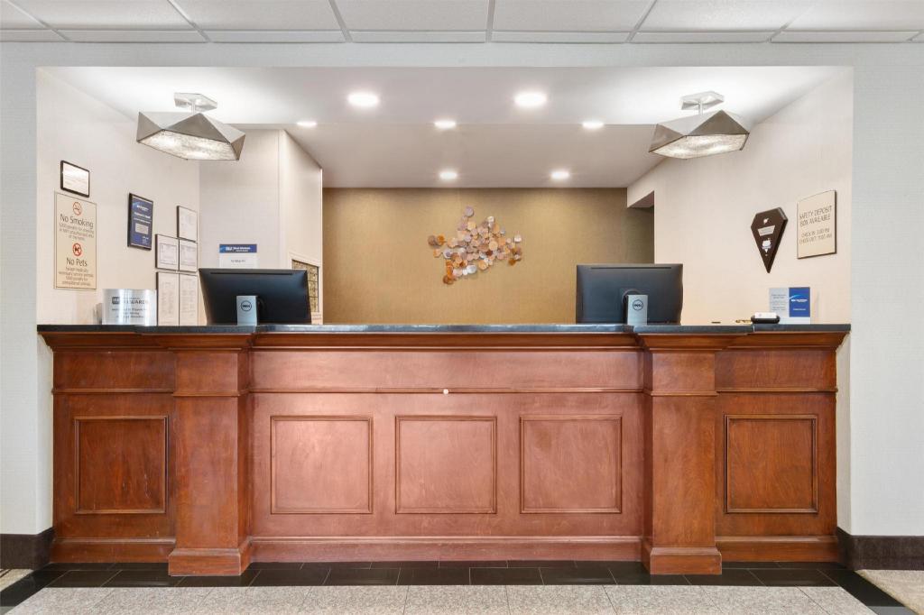 Best Western Plus Belle Meade Inn & Suites - image 4