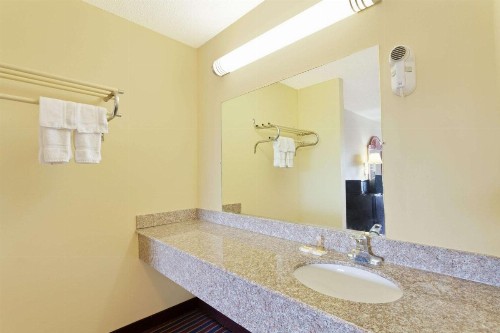 Days Inn by Wyndham Downtown-Nashville West Trinity Lane - image 2