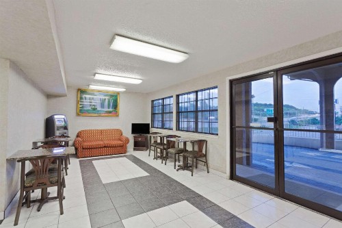 Days Inn by Wyndham Downtown-Nashville West Trinity Lane - image 9