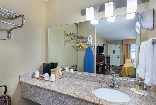 Super 8 by Wyndham Nashville West - image 13