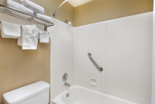 Super 8 by Wyndham Nashville West - image 3