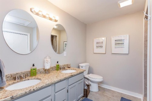 Downtown Southern Charmer 3BR & Free Parking - image 10