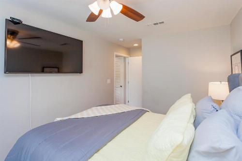 Downtown Southern Charmer 3BR & Free Parking - image 11