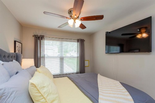Downtown Southern Charmer 3BR & Free Parking - image 12