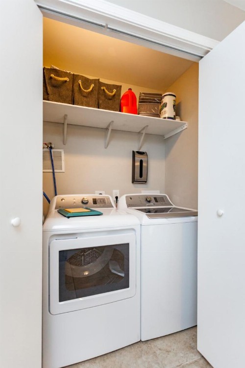 Downtown Southern Charmer 3BR & Free Parking - image 7