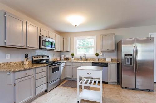 Downtown Southern Charmer 3BR & Free Parking - image 8