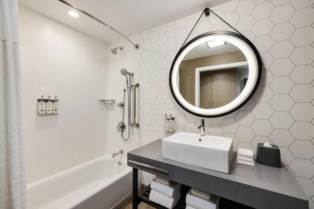 Holiday Inn & Suites - Nashville Downtown - Conv Ctr an IHG Hotel - image 6