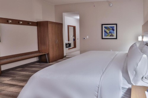 Holiday Inn Express & Suites - Nashville MetroCenter Downtown an IHG Hotel - image 13