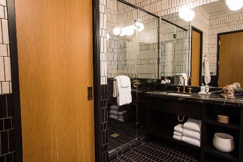 Fairlane Hotel - image 4