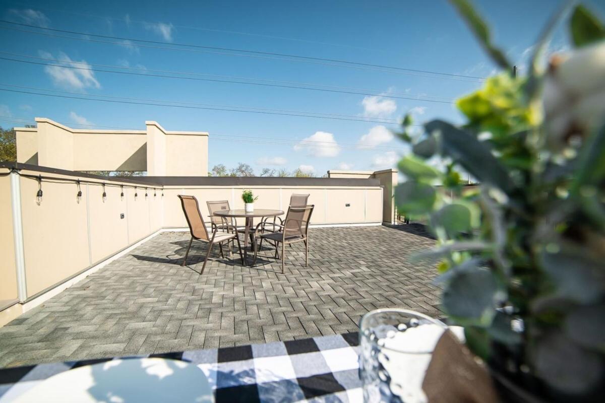 Modern 1 BR Apartment! Quick Uber to Downtown! - image 6