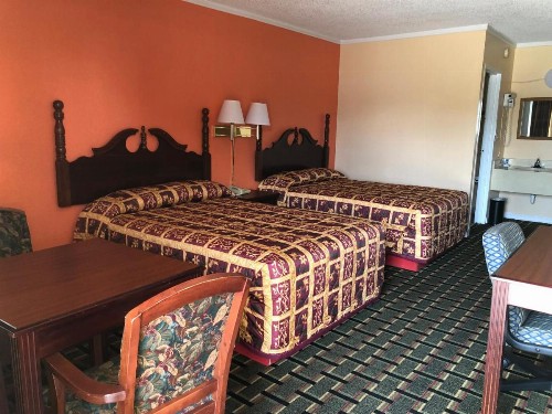 Deluxe Inn - image 2