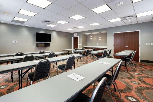 Hampton Inn & Suites Navarre - image 10