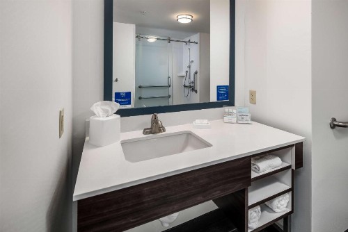 Hampton Inn & Suites Navarre - image 11