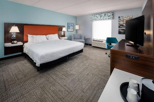 Hampton Inn & Suites Navarre - image 12