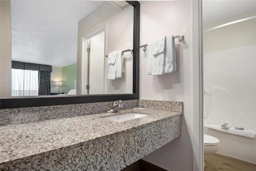 Best Western Navarre Waterfront - image 16