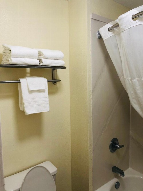Days Inn & Suites by Wyndham Navarre Conference Center - image 11