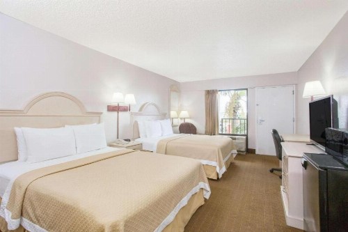 Days Inn & Suites by Wyndham Navarre Conference Center - image 13