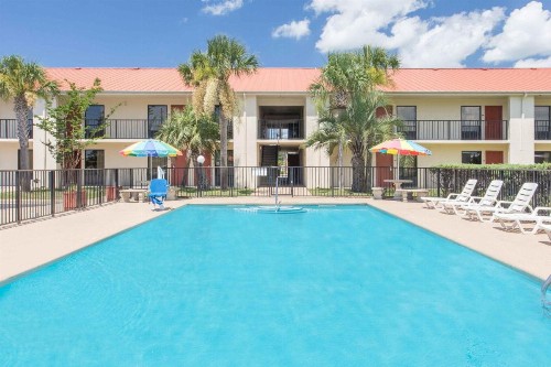 Days Inn & Suites by Wyndham Navarre Conference Center - image 15
