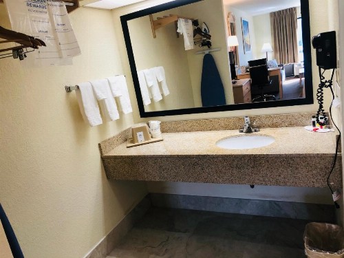 Days Inn & Suites by Wyndham Navarre Conference Center - image 17
