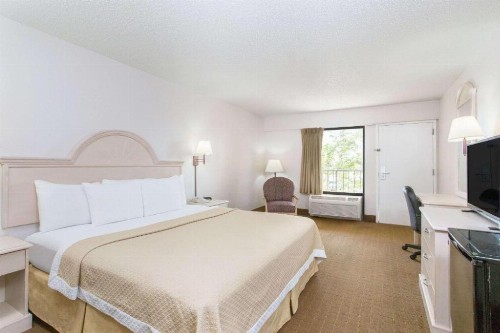 Days Inn & Suites by Wyndham Navarre Conference Center - image 18