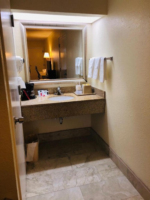 Days Inn & Suites by Wyndham Navarre Conference Center - image 20