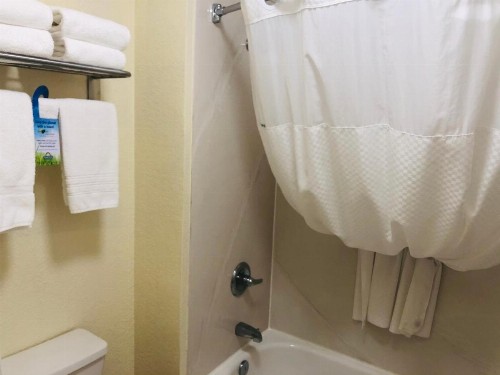 Days Inn & Suites by Wyndham Navarre Conference Center - image 21