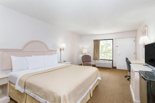 Days Inn & Suites by Wyndham Navarre Conference Center - image 24