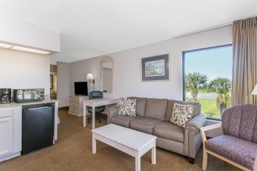Days Inn & Suites by Wyndham Navarre Conference Center - image 27