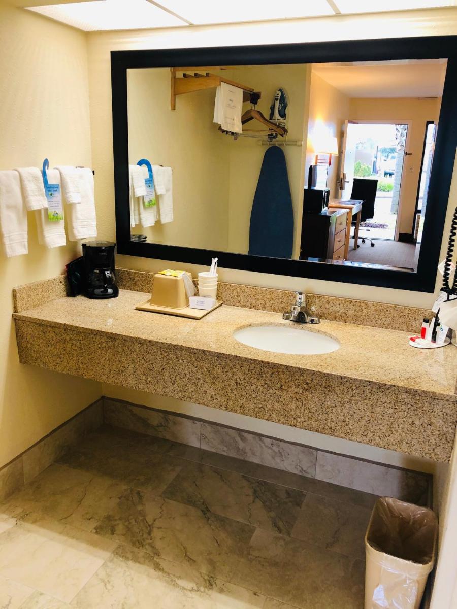 Days Inn & Suites by Wyndham Navarre Conference Center - image 3