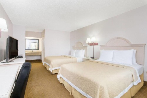 Days Inn & Suites by Wyndham Navarre Conference Center - image 30